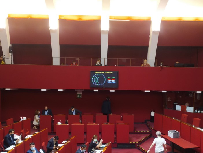 Green pass in consiglio comunale, la proposta passa all'unanimità, Campanella (FdI) esce dall'aula