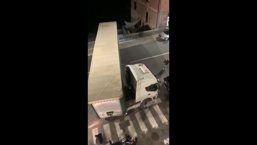 Imprudente inversione a U, camion incastrato nella notte a Murcarolo Imprudente inversione a U, camion incastrato nella notte a Murcarolo
