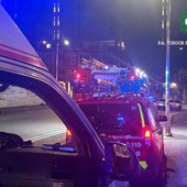 Dà fuoco ai cartoni sotto i portici e poi lancia pietre contro i passanti: fermato in via XII Ottobre