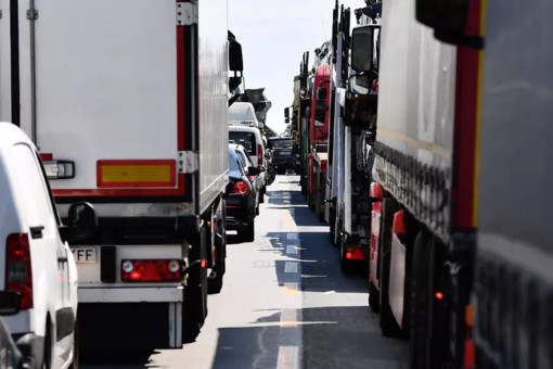 Un altro incidente sulla A26: cinque auto coinvolte e traffico in tilt