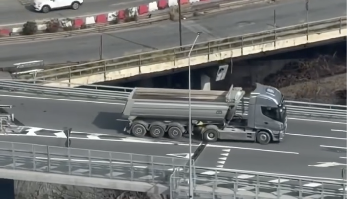 Sbaglia strada e fa retromarcia sull'Elicoidale: il video del tir è virale
