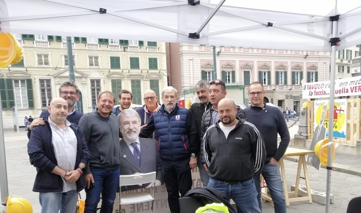 Basta crediti incagliati, continua il presidio con i cartonati dei politici Basta crediti incagliati, continua il presidio con i cartonati dei politici