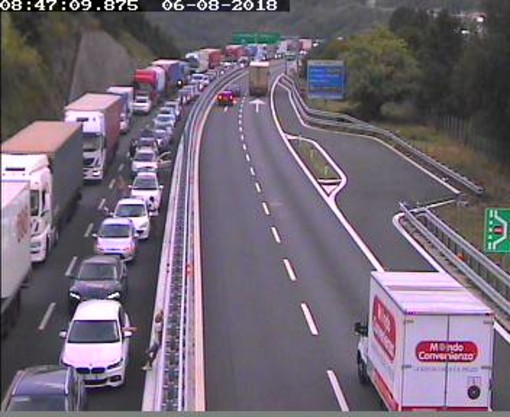 Tir contro pullman, incidente sulla A10: code e rallentamenti