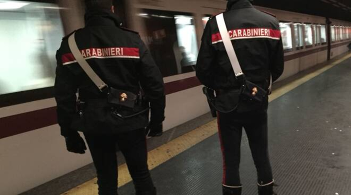Truffe sentimentali e informatiche, braccato in treno dai carabinieri 27enne nigeriano: aveva fatto perdere le sue tracce