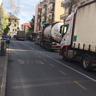 Genova sperimenta l'Intelligenza Artificiale per i camion: un assistente vocale guiderà i flussi di merci