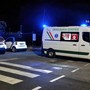 Foce, trovato incosciente in spiaggia ha tre crisi convulsive poi scappa dall’ambulanza e aggredisce la ragazza che era con lui