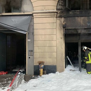 Incendio in via Gramsci, le fiamme hanno interessato lo storico palazzo Durazzo-Cattaneo Adorno