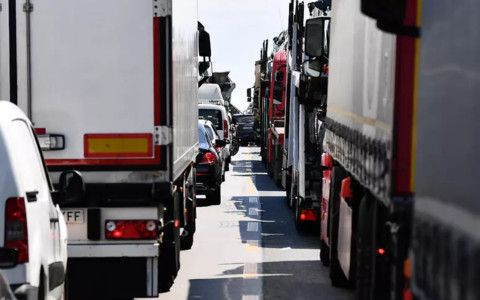 A26: scontro tra tir a Masone, un ferito grave incastrato tra le lamiere