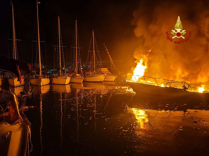 Maxi incendio in un pontile di Pra': distrutte otto imbarcazioni (Foto)