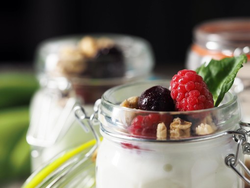 Mercoledì Veg: coppa golosa ai berries con crema di latte di mandorla