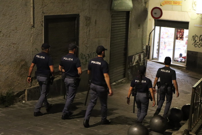 Porto Antico, ubriaco si aggira armato di punteruolo tra i turisti: fermato dalla Polizia Porto Antico, ubriaco si aggira armato di punteruolo tra i turisti: fermato dalla Polizia