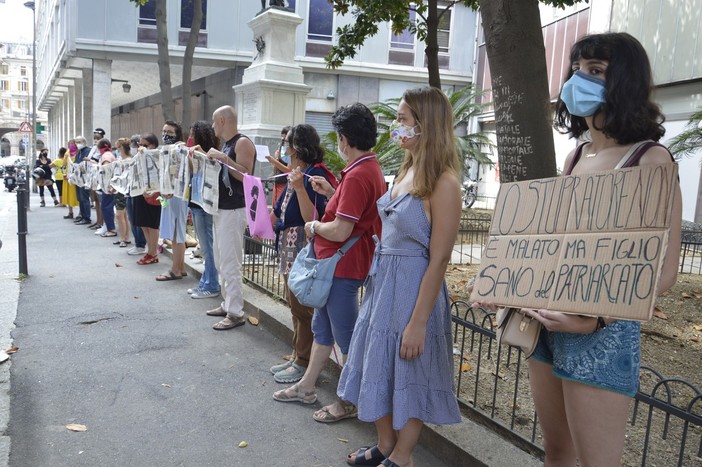 Non Una di Meno manifesta di fronte al tribunale: "Giustizia per Martina Rossi e per tutte le vittime della violenza di genere" (FOTO e VIDEO) Non Una di Meno manifesta di fronte al tribunale: "Giustizia per Martina Rossi e per tutte le vittime della violenza di genere" (FOTO e VIDEO)