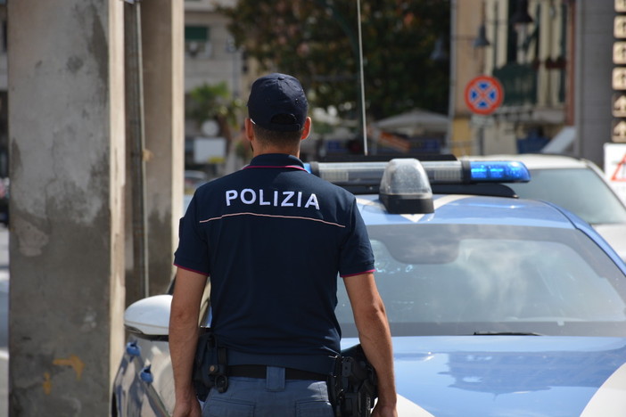 Via di Francia, ruba il registratore di cassa di un bar e si dà alla fuga: arrestato 31enne