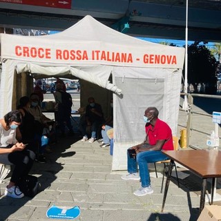 Oltre cento persone all’ambulatorio mobile per la vaccinazione dei senzatetto (FOTO)