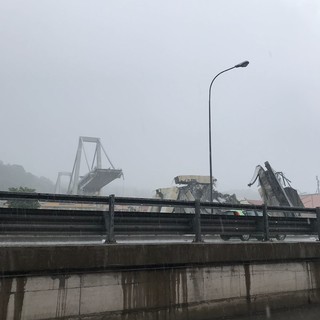 Disastro a Genova: crolla il ponte dell'autostrada