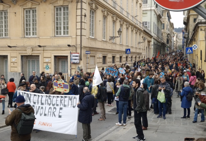 “No Funivia”: un migliaio di genovesi sfilano per le vie del centro “No Funivia”: un migliaio di genovesi sfilano per le vie del centro