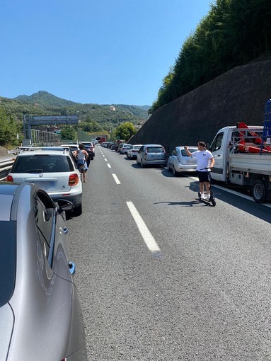 Autostrade: sei chilometri di coda in A12 per un mezzo in avaria e nell'attesa c'è chi prende il monopattino (FOTO)