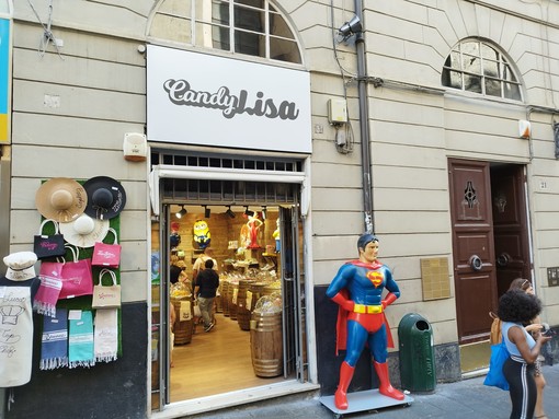 Commercio, in via San Lorenzo ha aperto il negozio di dolciumi Candy Lisa