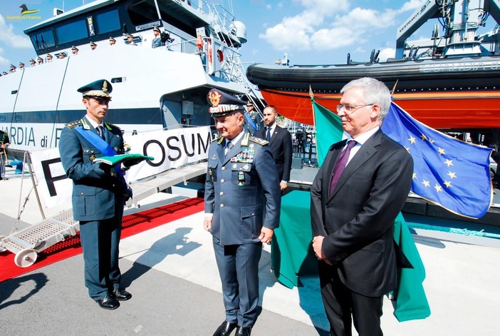 Salone Nautico, consegnata la bandiera navale al pattuglino multiruolo OSUM della Finanza