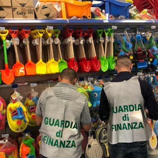 Sarzana, le fiamme gialle sequestrano grande quantità di merce contraffatta