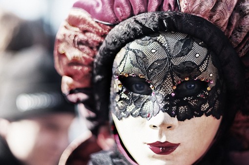 Dritto al punto... con la psicologa - Carnevale, tempo di maschere: ma che significato hanno e a cosa servono?