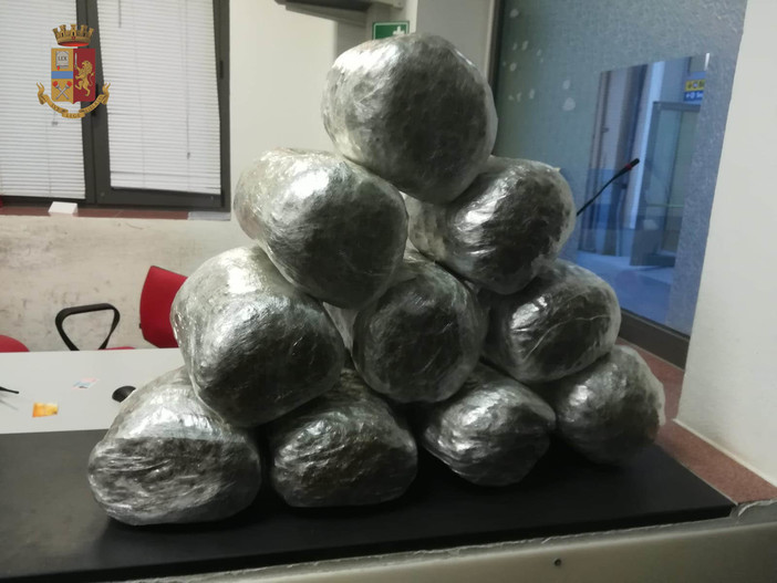 Pusher arrestato alla stazione con 10 kg di derivati dalla cannabis