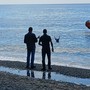 Cervo finisce in mare a Cavi di Lavagna: recuperato e riportato sulle alture Cervo finisce in mare a Cavi di Lavagna: recuperato e riportato sulle alture