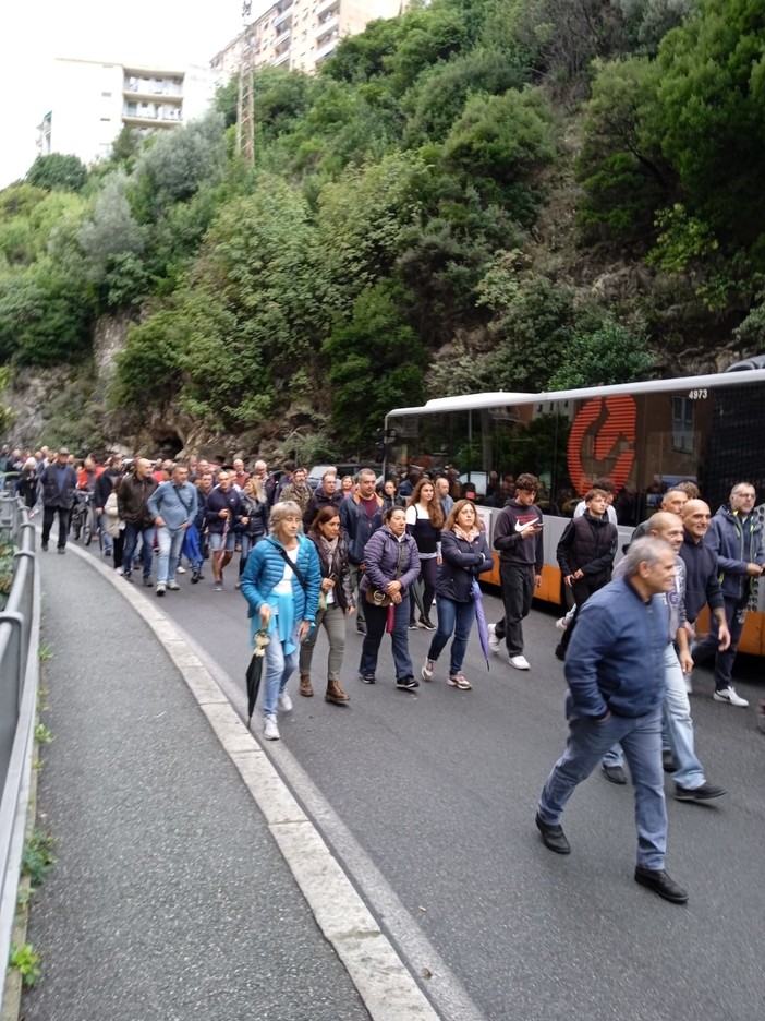 Minori non accompagnati, a San Desiderio il corteo dei residenti (foto)