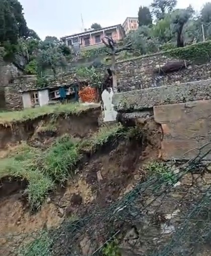 Maltempo, a Sant'Ilario crolla un muro di contenimento, sul posto la polizia locale (video) Maltempo, a Sant'Ilario crolla un muro di contenimento, sul posto la polizia locale (video)