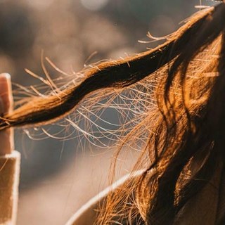 Capelli fragili e cute sensibile: come affrontare cambio stagione e stress quotidiano Capelli fragili e cute sensibile: come affrontare cambio stagione e stress quotidiano