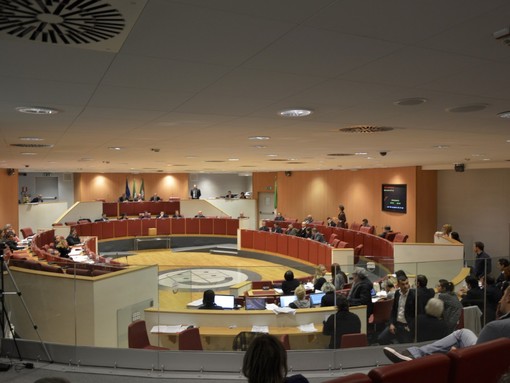 Le opposizioni all'attacco di Toti e Viale assenti al primo consiglio regionale in aula Le opposizioni all'attacco di Toti e Viale assenti al primo consiglio regionale in aula