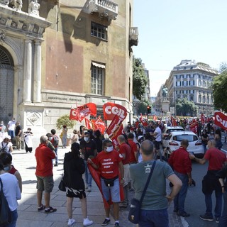 Protesta della Cgil a Genova: i lavoratori senza stipendio scendono in piazza (FOTO e VIDEO)
