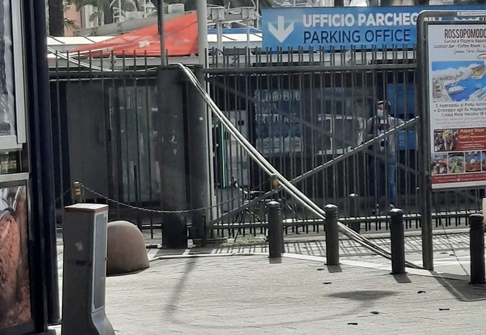 I cavi caduti dalla sopraelevata secondo il Comune sarebbero dell'Autorità Portuale I cavi caduti dalla sopraelevata secondo il Comune sarebbero dell'Autorità Portuale