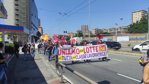 Corteo USB, circa 300 manifestanti in piazza contro precarietà, carovita e all'invio di armi