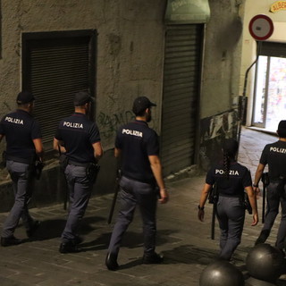 Porto Antico, ubriaco si aggira armato di punteruolo tra i turisti: fermato dalla Polizia