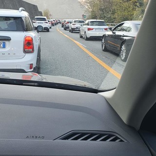 Caos sulle autostrade, code e rallentamenti da e verso Genova Caos sulle autostrade, code e rallentamenti da e verso Genova