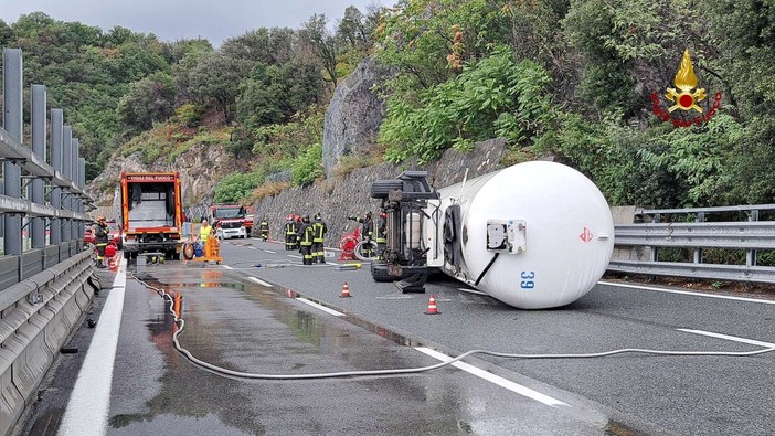 Cisterna Gpl si ribalta sulla A10: le immagini dell'intervento dei vigili del fuoco (FOTO e VIDEO)