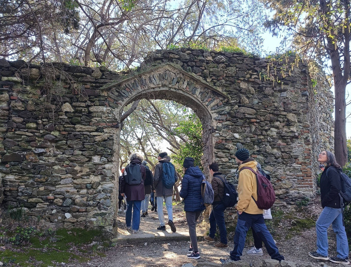 Genova da scoprire a passo lento: il successo dei "Cammini Urbani" tra storia, crose e socialità