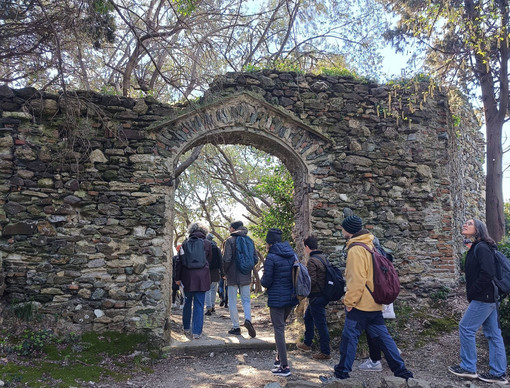 Genova da scoprire a passo lento: il successo dei "Cammini Urbani" tra storia, crose e socialità