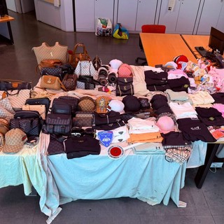 Centro storico, commercio abusivo davanti al Galeone: sequestrati 200 capi contraffatti Centro storico, commercio abusivo davanti al Galeone: sequestrati 200 capi contraffatti