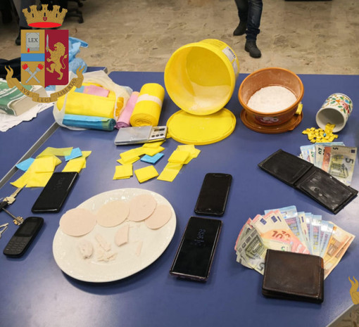 La polizia interviene per un presunto malore e scopre il covo di uno spacciatore