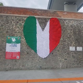 Genova ricorda le vittime della tragedia del Ponte Morandi con un grande cuore tricolore