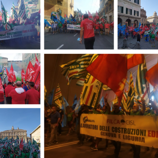 "Padrone, fuori le palanche", con fumogeni e petardi gli edili manifestano per il rinnovo del contratto integrativo (foto e video)
