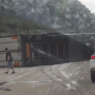 Camion si ribalta sulla A10 tra Varazze e Arenzano: soccorsi mobilitati. Traffico bloccato (FOTO e VIDEO)