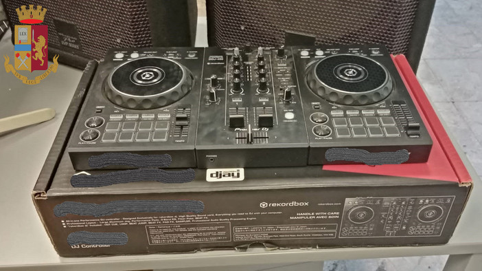 Trovato con numerosi dispositivi elettronici rubati aggredisce i poliziotti. Denunciato 31enne