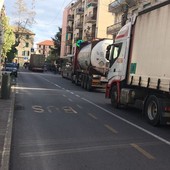 Genova sperimenta l'Intelligenza Artificiale per i camion: un assistente vocale guiderà i flussi di merci Genova sperimenta l'Intelligenza Artificiale per i camion: un assistente vocale guiderà i flussi di merci