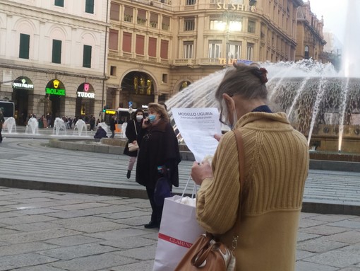 &quot;Vogliamo la scuola in presenza&quot;: volantinaggio del Coordinamento Docenti in piazza De Ferrari (VIDEO)