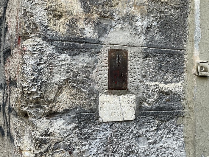Meraviglie e leggende di Genova - Quelle cassette per la carità nascoste tra le mura dei vicoli Meraviglie e leggende di Genova - Quelle cassette per la carità nascoste tra le mura dei vicoli