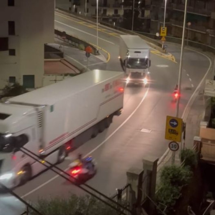 Nervi: tir non rispettano il divieto di transito sul viadotto di corso Europa (foto) Nervi: tir non rispettano il divieto di transito sul viadotto di corso Europa (foto)