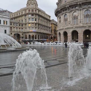Tornano a funzionare i giochi d'acqua intorno alla fontana di piazza De Ferrari (FOTO e VIDEO)
